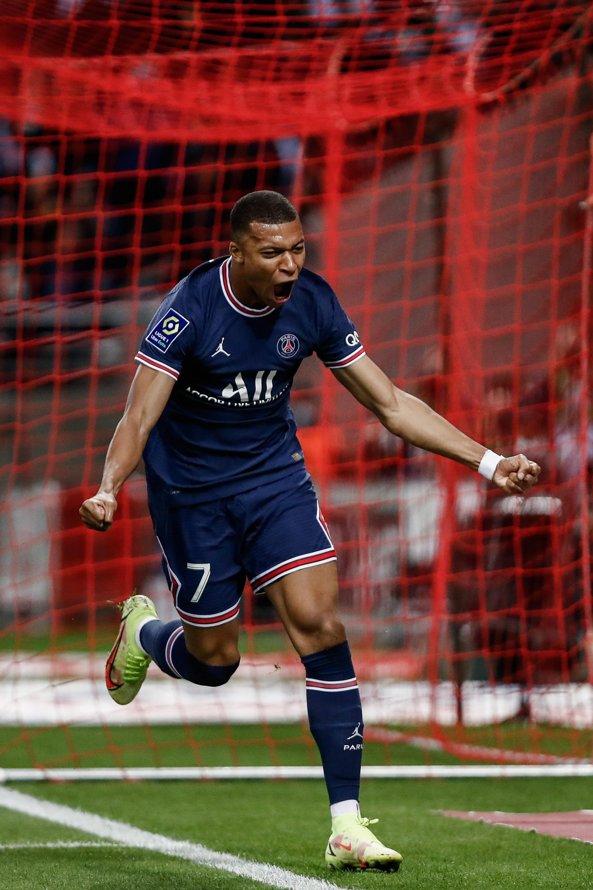 BBC：前曼城球员巴顿因社媒攻击性言论被判6个月监禁（BBC：前曼城球员巴顿因在社交媒体发表仇恨言论被判入狱6个月）