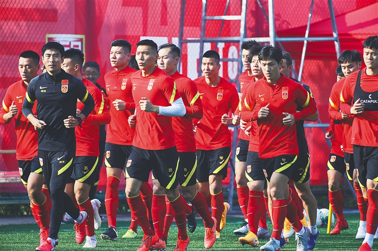 在对阵马竞的比赛中，巴萨球迷打出横幅表达对阿劳霍的支持（对阵马竞，巴萨球迷举横幅力挺阿劳霍）