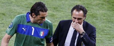 有人跪地不起，有人仰天怒吼（有人屈膝不起，有人仰天长啸）