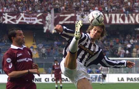 青岛西海岸晒视频：把口号带到诺坎普，老外喊“战斗青岛队”（青岛西海岸发布视频：将口号带到诺坎普，外籍球迷齐声高喊“战斗青岛队”）