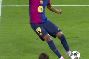 挑衅中国！日本球星三笘薰手持日本二战战犯照片，网友：封杀他（日本球员三笘薰陷舆论风波，部分网友呼吁封杀）