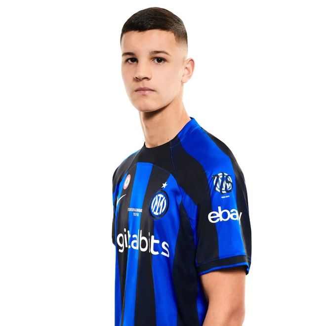 中场核心连续送出致命直塞（中场核心连番送出致命直传）