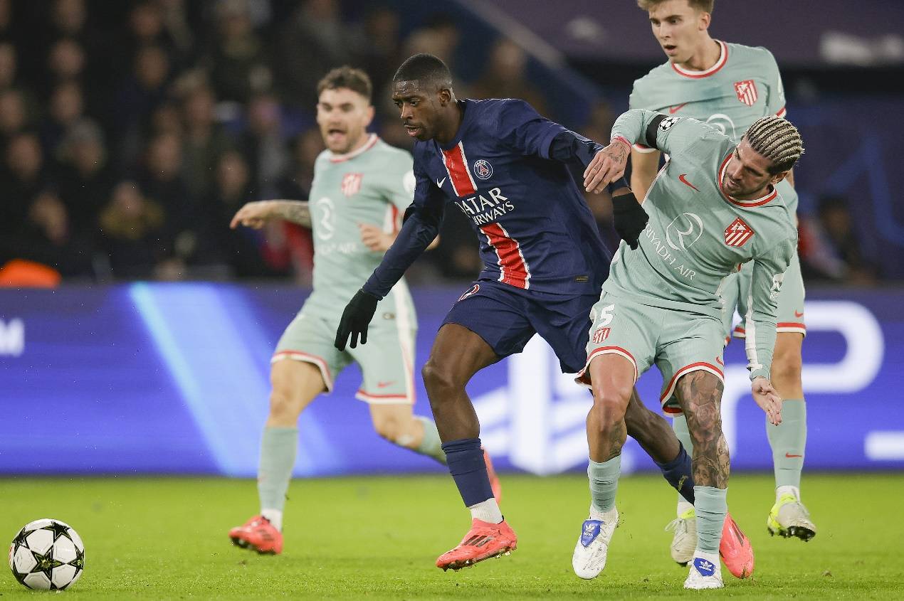 伊涅斯塔造访巴萨基地，与佩德里、费尔明、亚马尔合影（伊涅斯塔探访巴萨基地，与佩德里、费尔明、亚马尔同框合影）