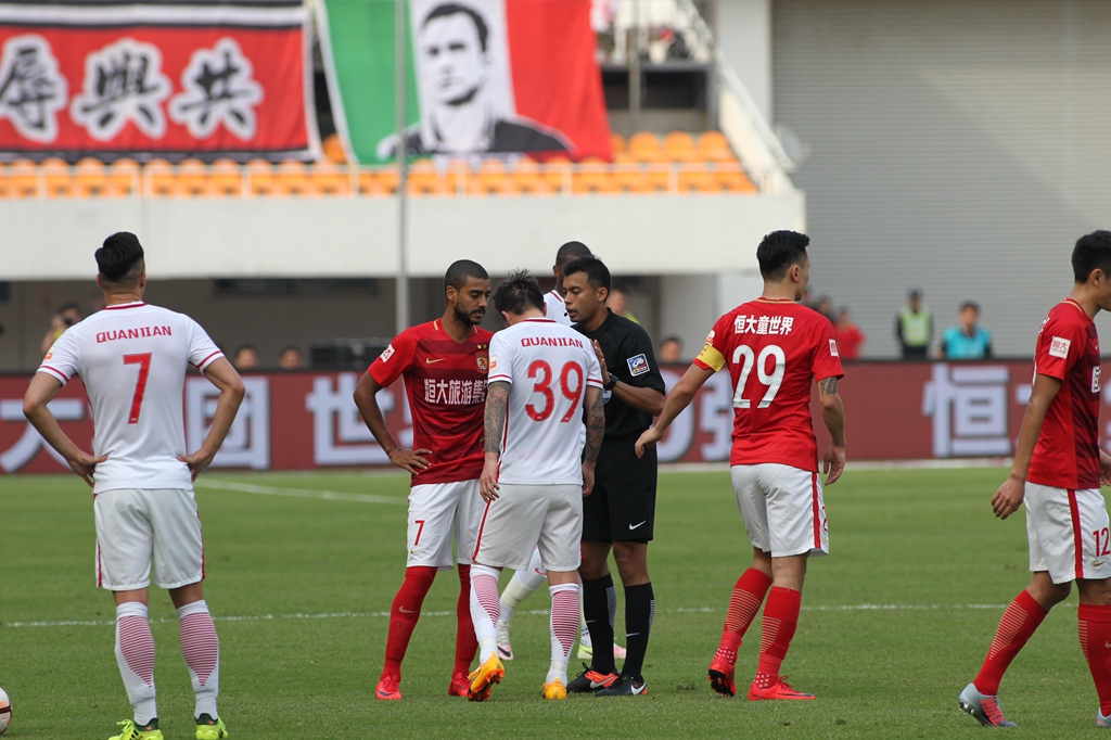 滇超联赛昆明队抵保山获赠小粒咖啡非遗周边（滇超昆明队抵达保山，获赠小粒咖啡非遗文创周边）