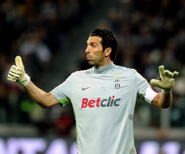 奥纳纳想回曼联遭拒绝，明夏或2000万转会沙特！要求加薪原因曝光（奥纳纳回归曼联无望：明夏或2000万转投沙特，加薪诉求缘由曝光）